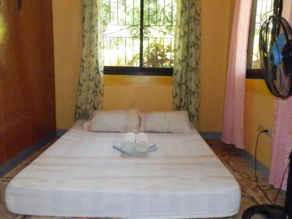 The Blue Pagong Aparthotel Puerto Galera Bagian luar foto